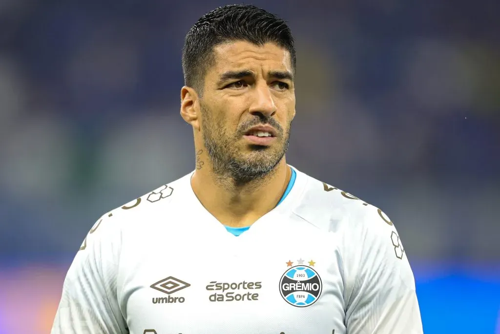 Foto: Gilson Junio/AGIF – Luis Suárez preocupou comissão técnica do Grêmio ao levar pisão em treino desta 5ª