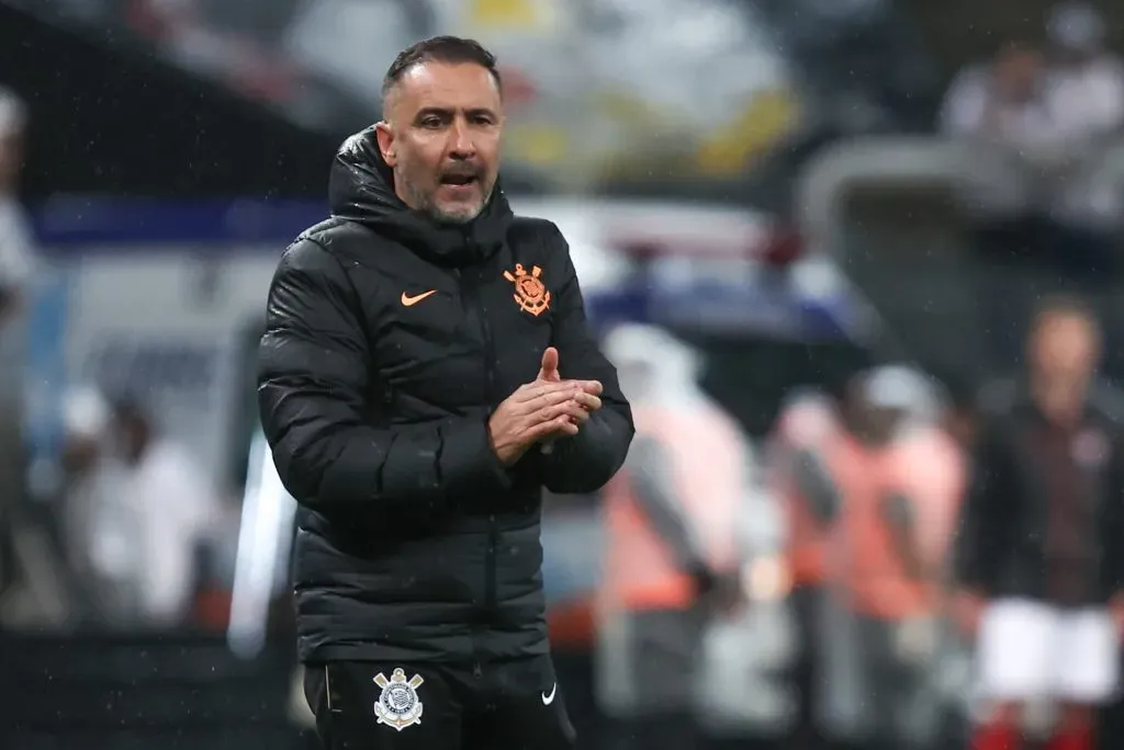 Victor Pereira, ex-tecnico do Corinthians, durante partida contra o Atletico-GO na Arena Corinthians pelo  Brasileiro 2022. Foto: Marcello Zambrana/AGIF