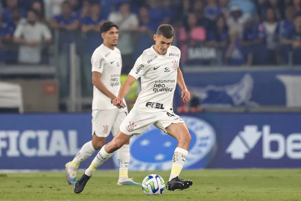 Gabriel Moscardo jogador do Corinthians durante partida contra o Cruzeiro no estadio Mineirao pelo campeonato Brasileiro A 2023. Foto: Gilson Lobo/AGIF