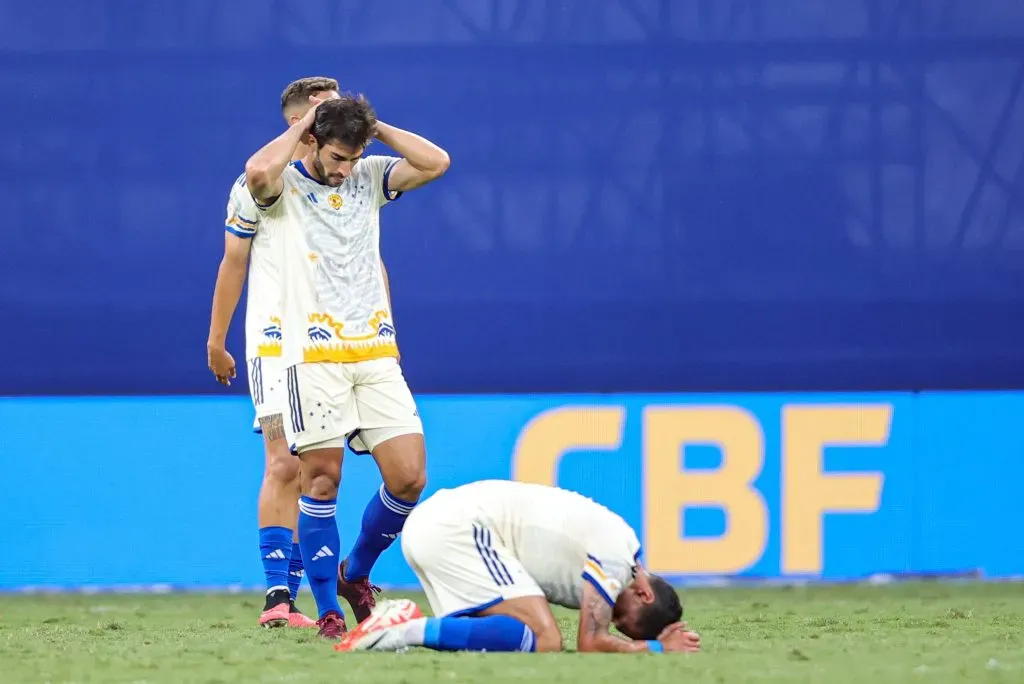 Foto: Gilson Lobo/AGIF – Jogadores do Cruzeiro lamentam derrota para o Internacional, em pleno Mineirão