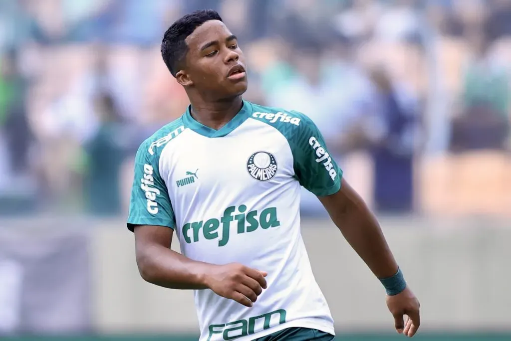 Endrick jogador do Palmeiras durante aquecimento antes da partida contra o Santos no estadio Arena Barueri pelo campeonato Brasileiro A 2023. Marcello Zambrana/AGIF