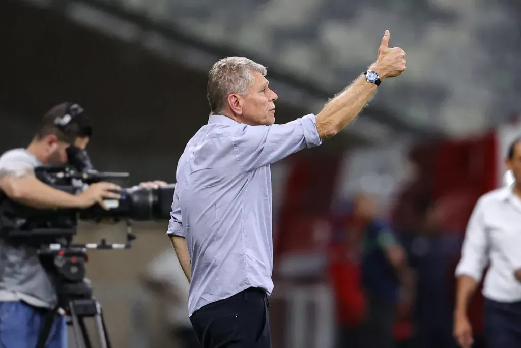 Paulo Autuori técnico do Cruzeiro durante partida contra o Vasco. Foto: Gilson Lobo/AGIF