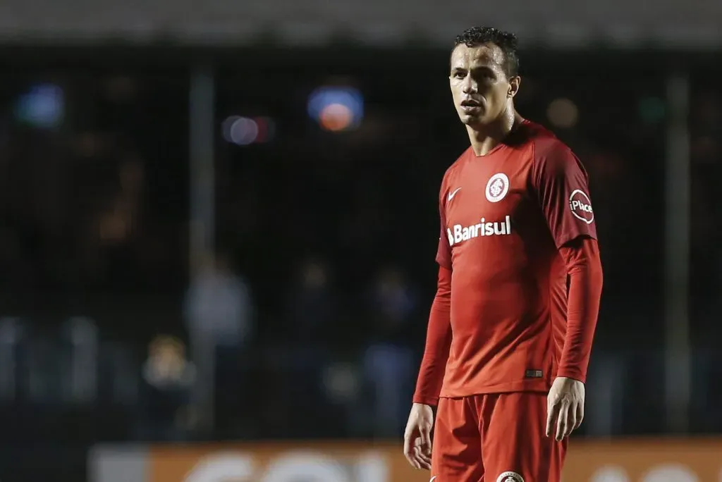 Leandro Damião com a camisa do Internacional. Foto: Marcello Zambrana/AGIF