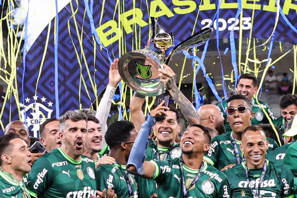 Jogadores do Palmeiras com a taça do Brasileirão 2023 – Foto: Gilson Lobo/AGIF
