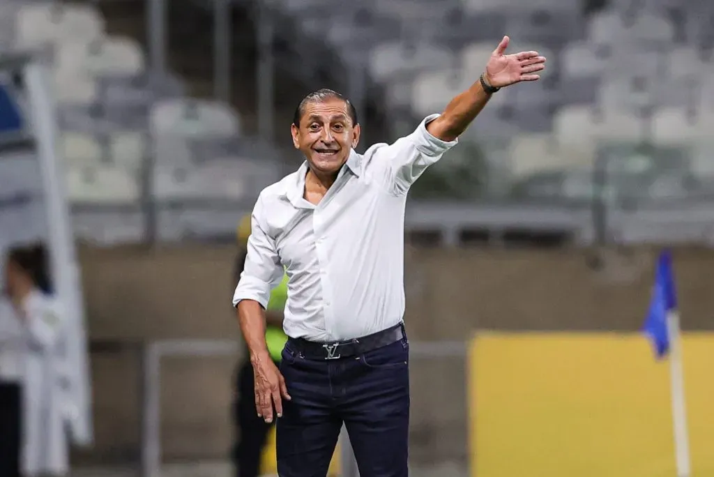 Ramón Díaz em ação pelo Vasco. Segundo o Sofascore, desde que ele assumiu a equipe, o Gigante foi a sexta equipe que mais pontuou no Brasileirão. Antes de Ramón, era o time com menos pontos (9) na competição. Foto: Gilson Lobo/AGIF