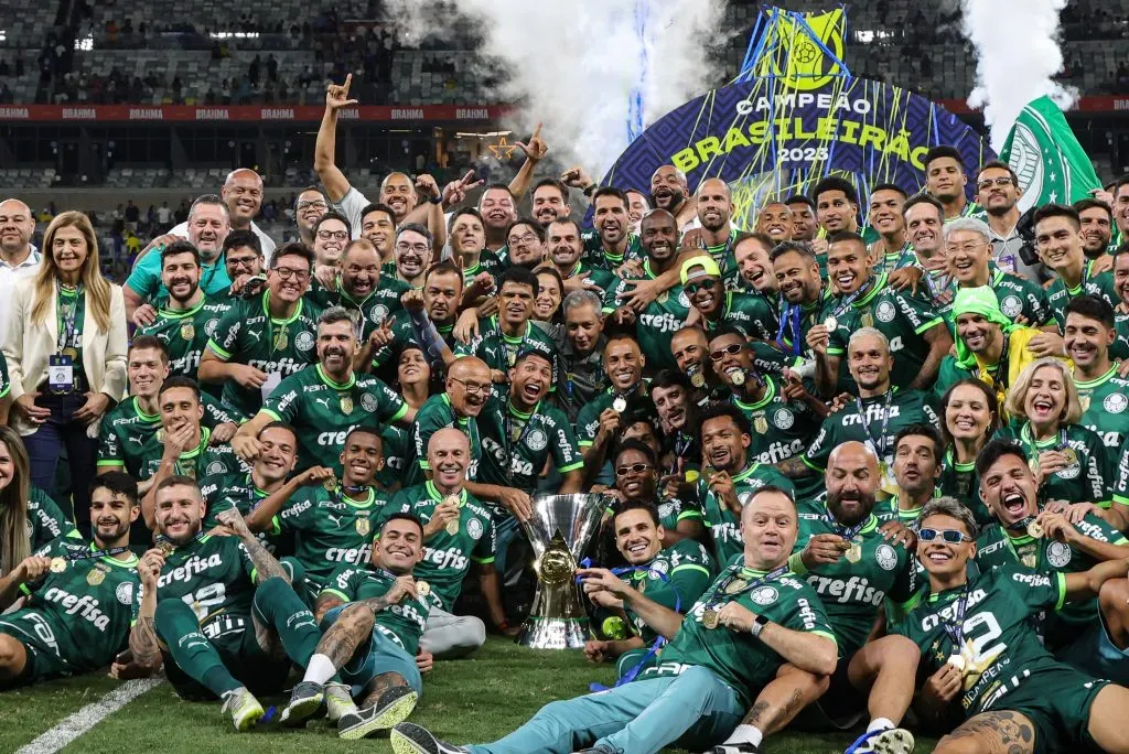 Jogadores do Palmeiras levantam a taça e comemoram o título brasileiro ao final da partida contra o Cruzeiro no estádio Mineirão pelo campeonato Brasileiro A 2023. Foto: Gilson Lobo/AGIF