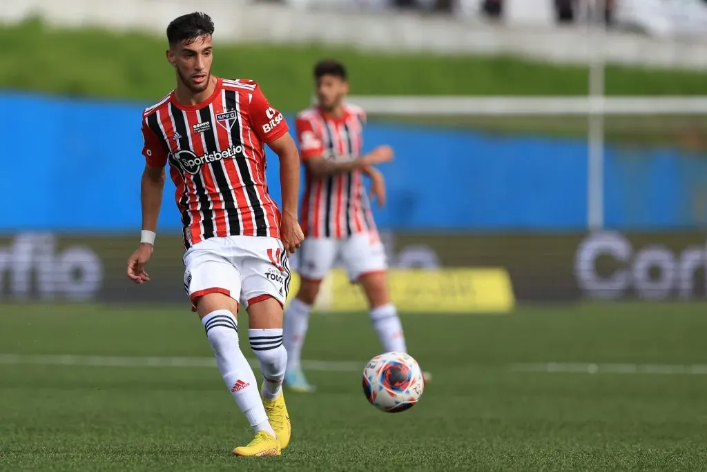 Pedrinho em ação pelo São Paulo – Foto: Marcello Zambrana/AGIF