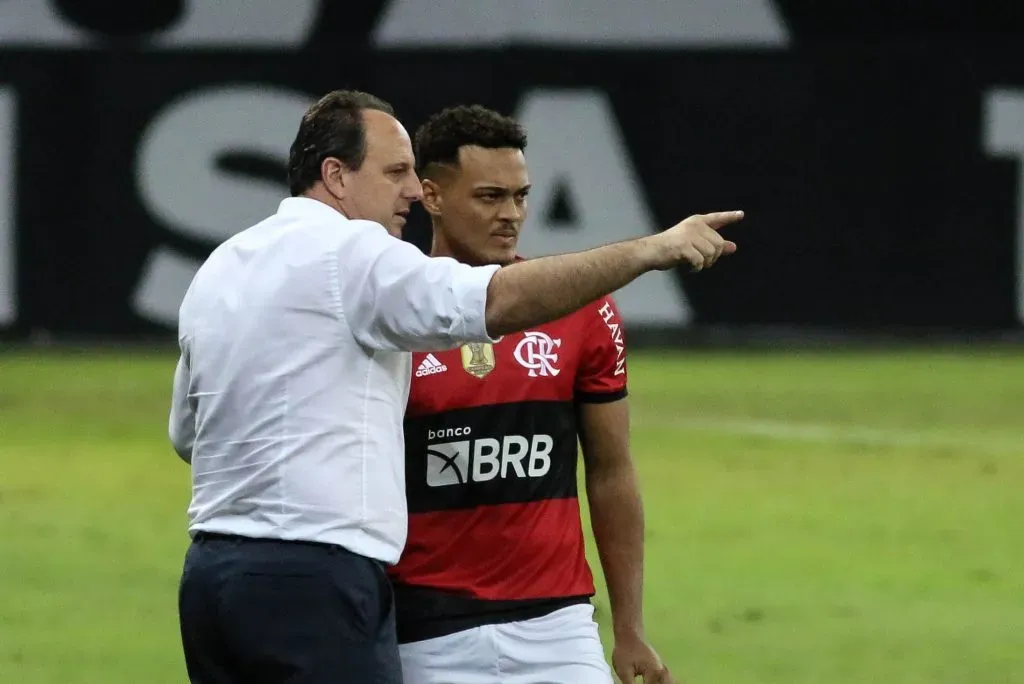 Rodrigo Muniz jogador do Flamengo lamenta chance perdida durante partida contra o Atletico-MG no estadio Mineirao pelo campeonato Brasileiro A 2021. Foto: Fernando Moreno/AGIF