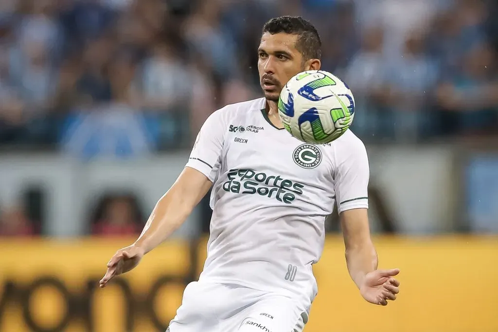 Bruno Melo pode permanecer no Goiás após empréstimo. (Photo by Pedro H. Tesch/Getty Images)