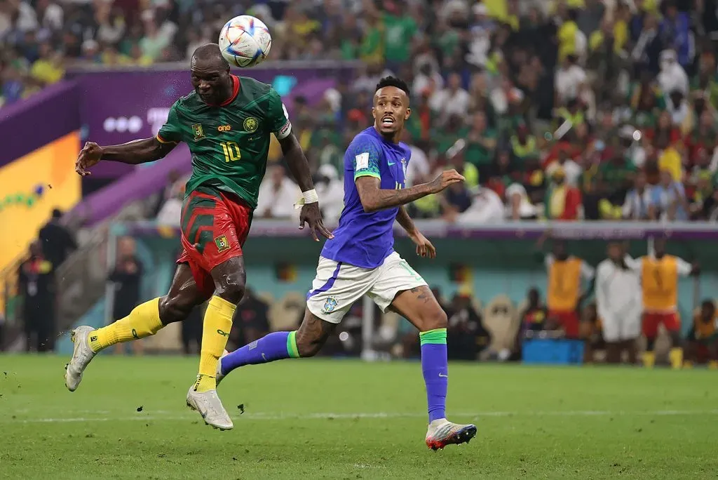 Aboubakar faz gol da vitória de Camarões sobre o Brasil na Copa do Mundo – Foto: Julian Finney/Getty Images