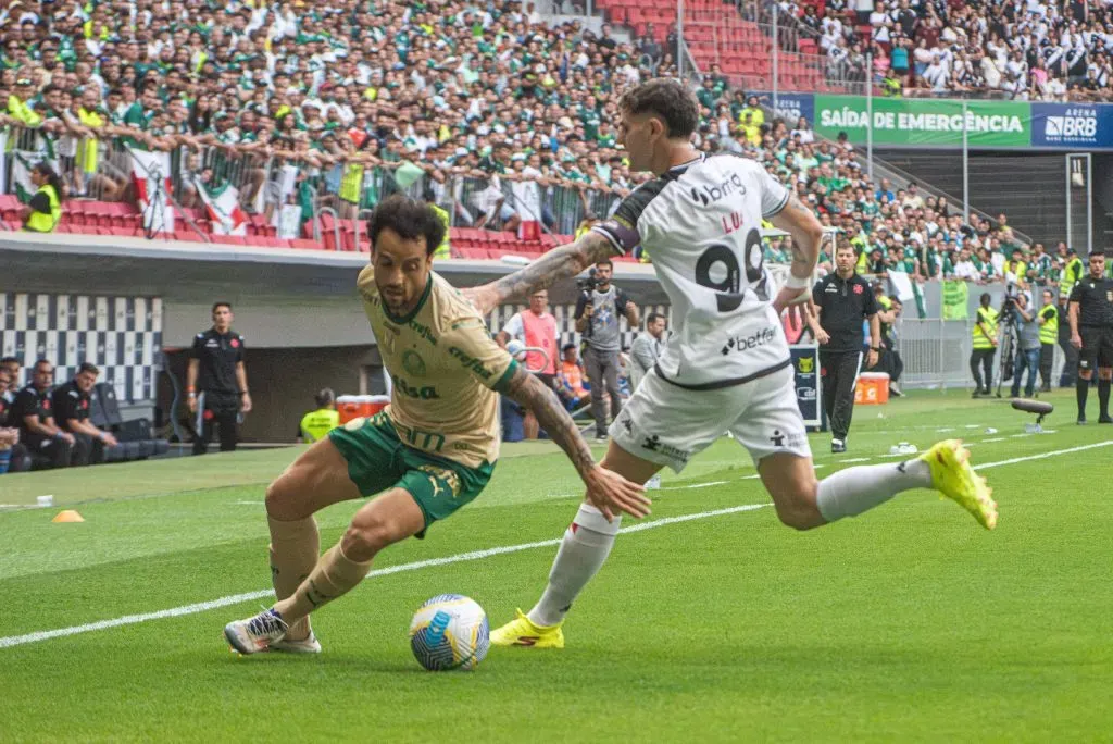 Vegetti disputa a bola com Felipe Anderson em Vasco x Palmeiras. Foto: Leonardo Prado/Imago Images