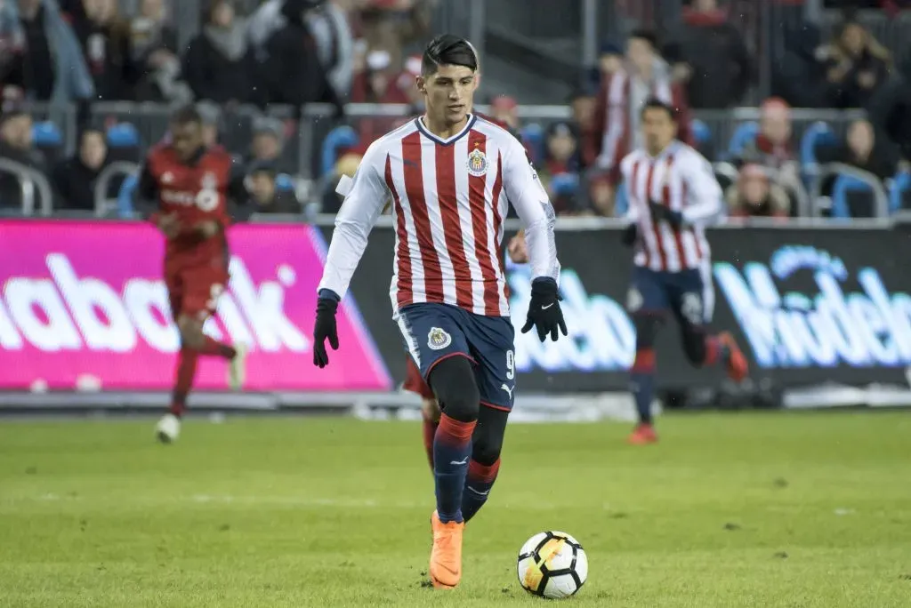 Alan Pulido en sus días como jugador de Chivas. [Foto IMAGO]