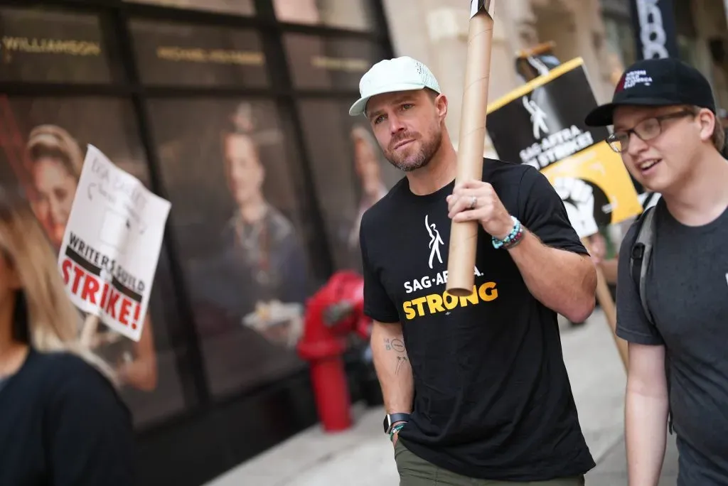 Nunca es tarde para estar del lado correcto de la historia, como nos muestra Stephen Amell. Imagen: John Nacion de Getty Images, para Deadline.