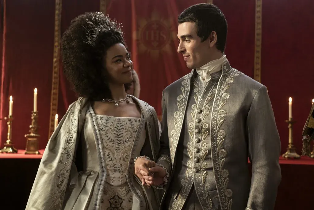 India Amarteifio como la joven Reina Carlota y Corey Mylchreest como el joven Rey Jorge III nos enamoraron con su historia. Imagen: Netflix.