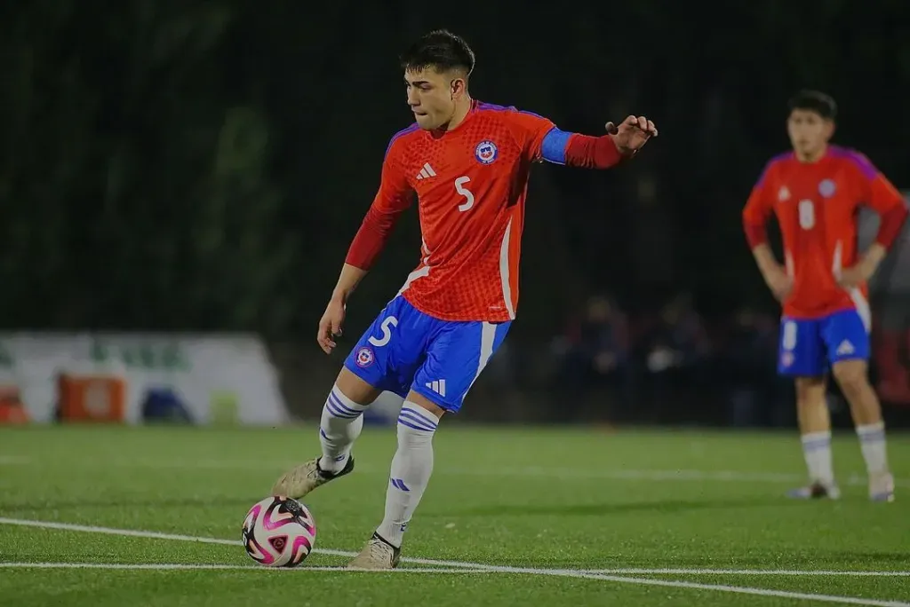 Nicolás Suárez como capitán de la selección chilena sub 20.