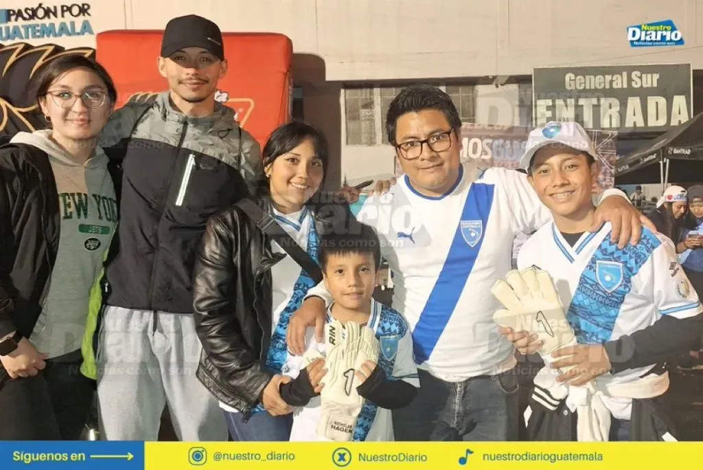 Andrés Gómez posa junto a su familia con el regalo de Hagen. (Foto: @NuestroDiario)