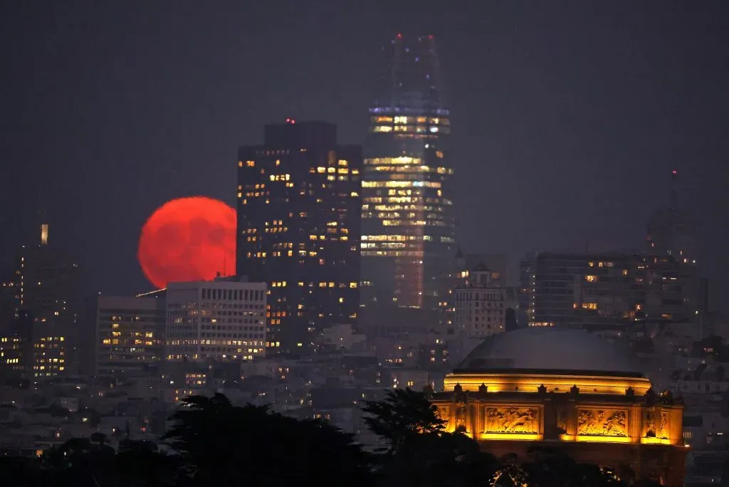 San Francisco, California – 30 de agosto: Una Super Luna Azul se eleva detrás del horizonte de San Francisco. | Foto: Getty Images