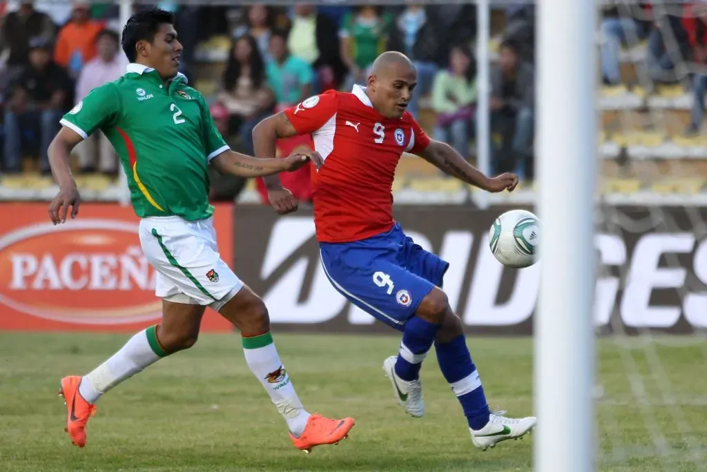 Humberto Suazo jugando ante Bolivia por la Selección Chilena
