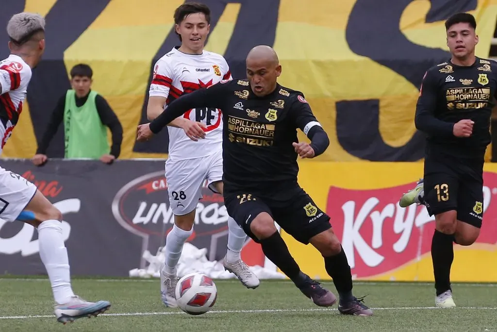 Chupete Suazo hace feliz a Francisco Bozán.