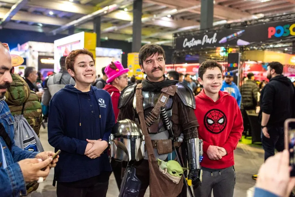 El amigo hasta le metió bigote para ser lo más parecido a Pedro Pasca. ¿O Pedro Pascal se viste de él?. Foto: Comic Con