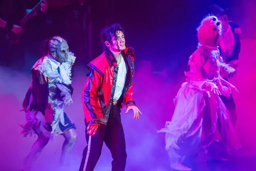 Sin cirugías, solo maquillaje y ropa, Lenny Jay entona los mejores éxitos de Michael Jackson en su show. Foto: Tim Rex