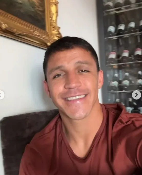 Alexis muestra la cava de vino en su hogar