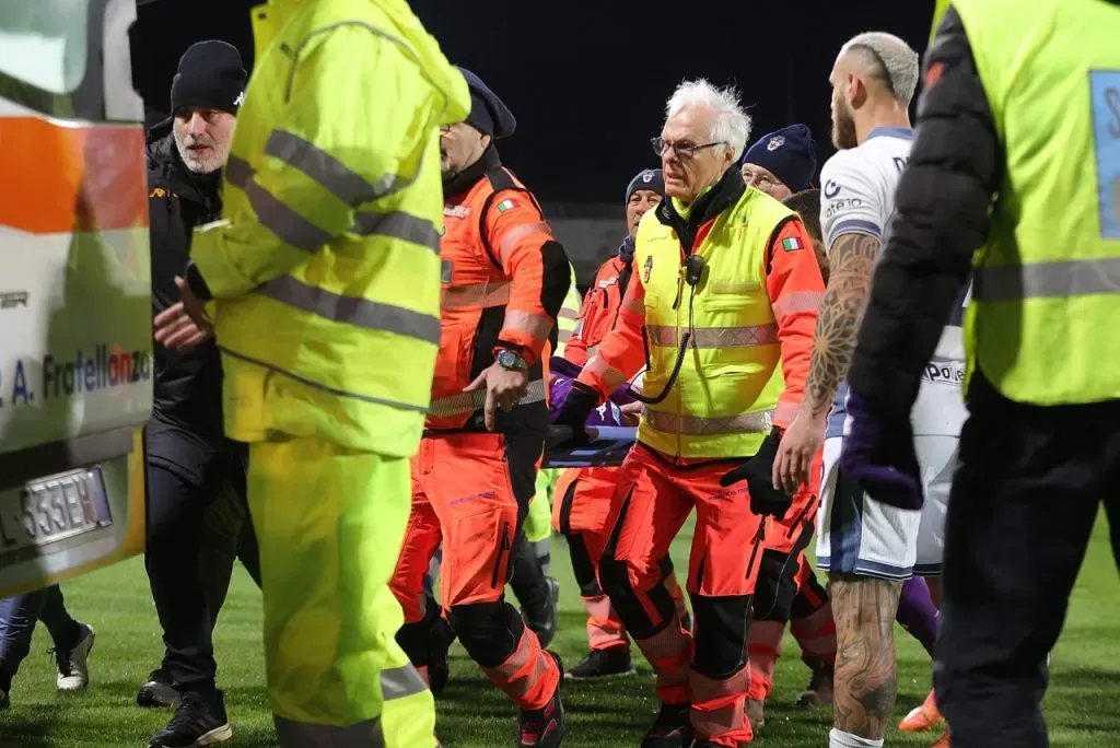 El futbolista de Fiorentina siendo llevado a la ambulancia tras el desplome (Getty Images)