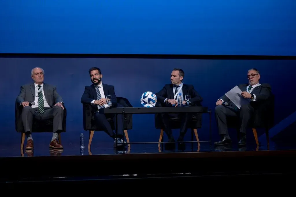 Eduardo Gross Brown, a la izquierda, preside la Comisión Disciplinaria de Conmebol