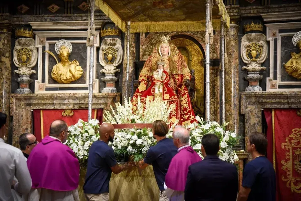 La ofrenda del Sevilla a la Virgen de los Reyes. Foto: El Diario de Sevilla