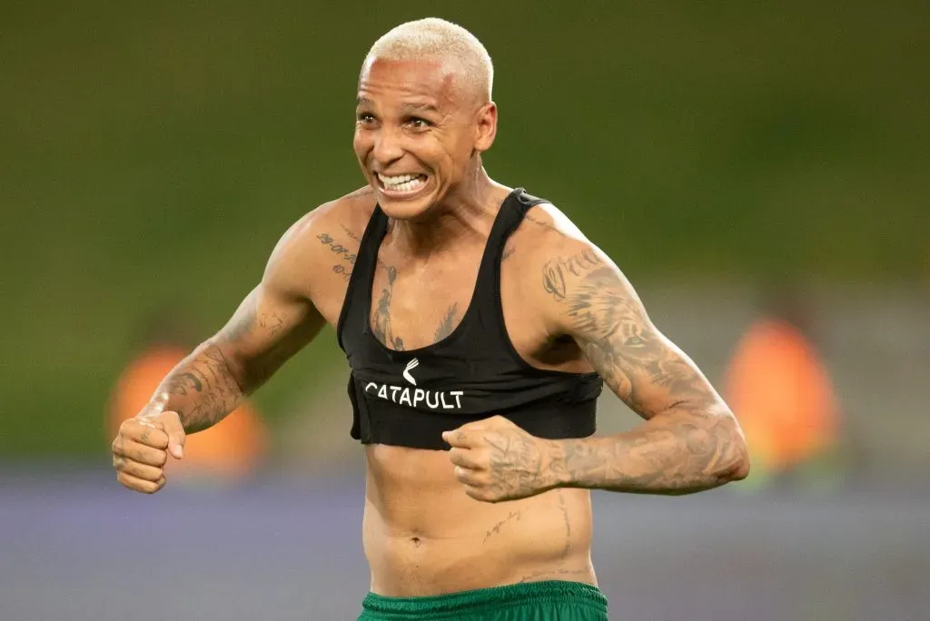 Deyverson celebrando gol contra o Flamengo. Foto: Gil Gomes/AGIF