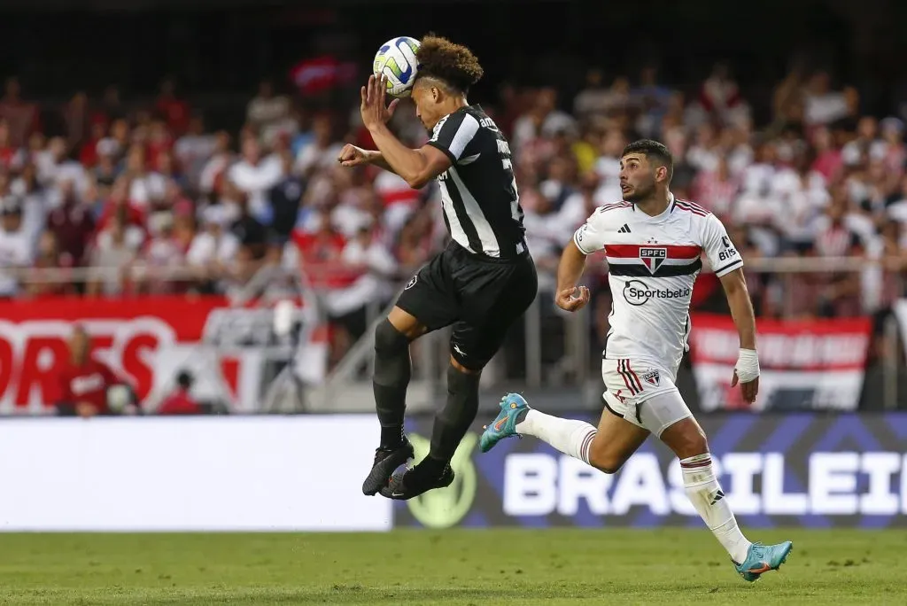 Adryelson contra o São Paulo. (Photo by Ricardo Moreira/Getty Images)