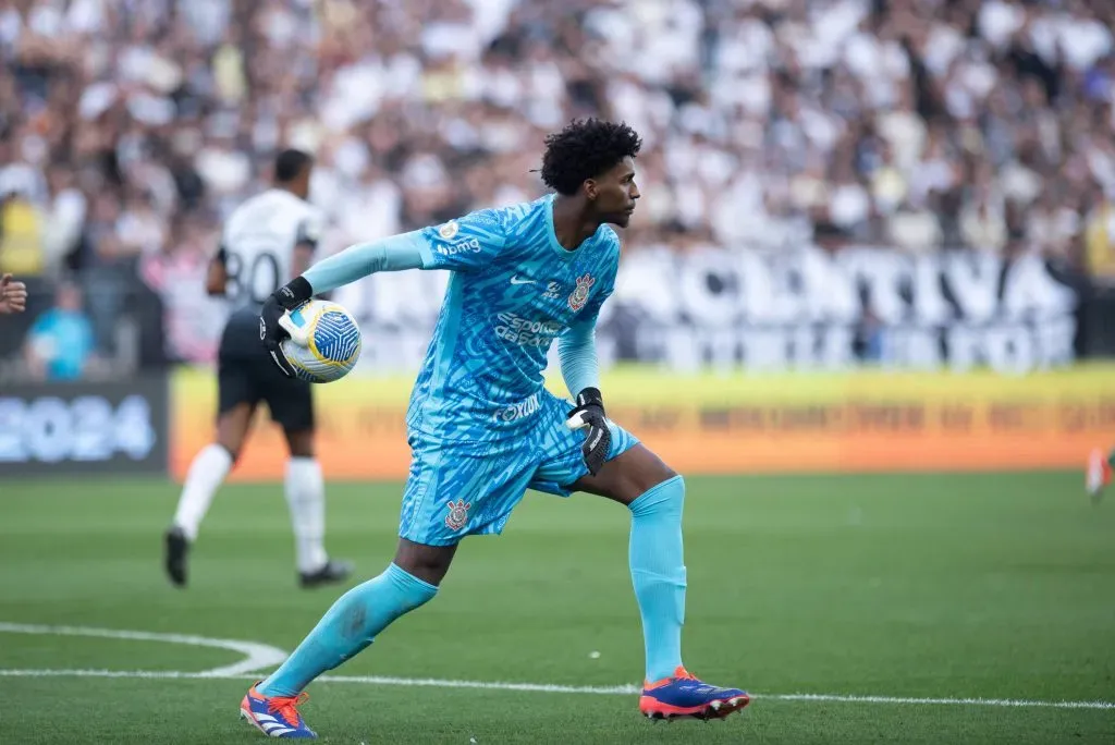 Hugo Souza em ação pelo Corinthians. Foto: Ronaldo Barreto/Thenews2/imago