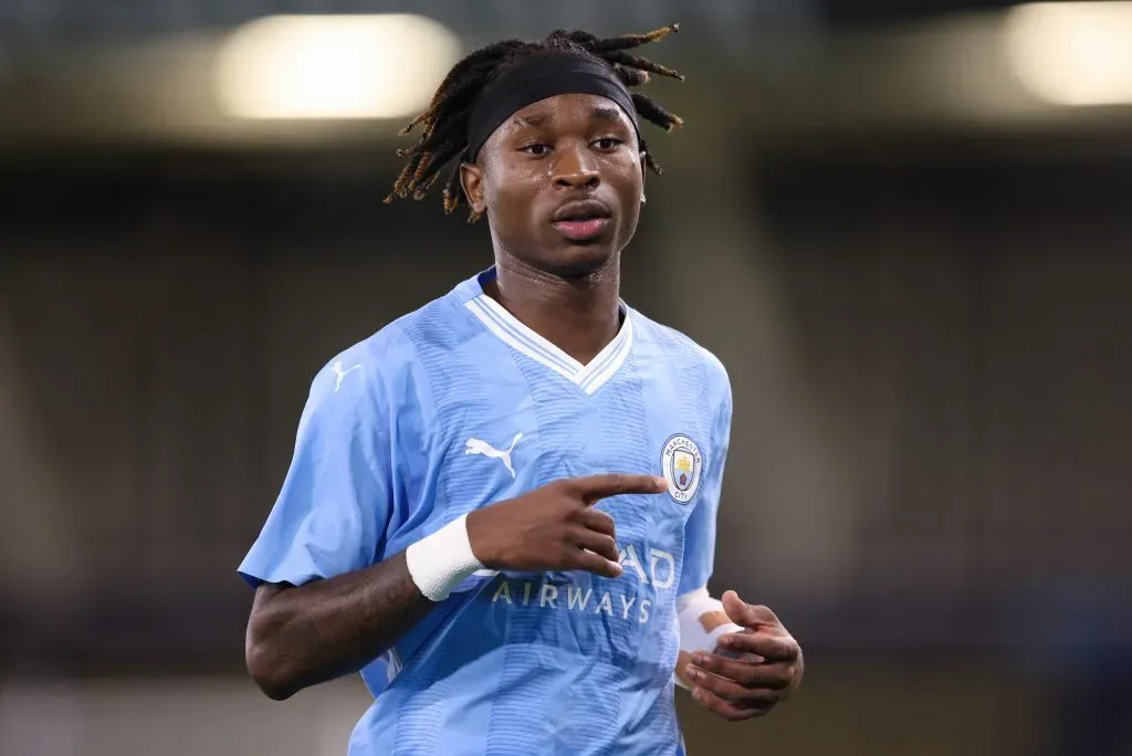 Joel Ndala, do Manchester City, na partida da Youth Cup. Jogador não deve ter mais chances no profissional durante a temporada (Photo by Alex Livesey/Getty Images)