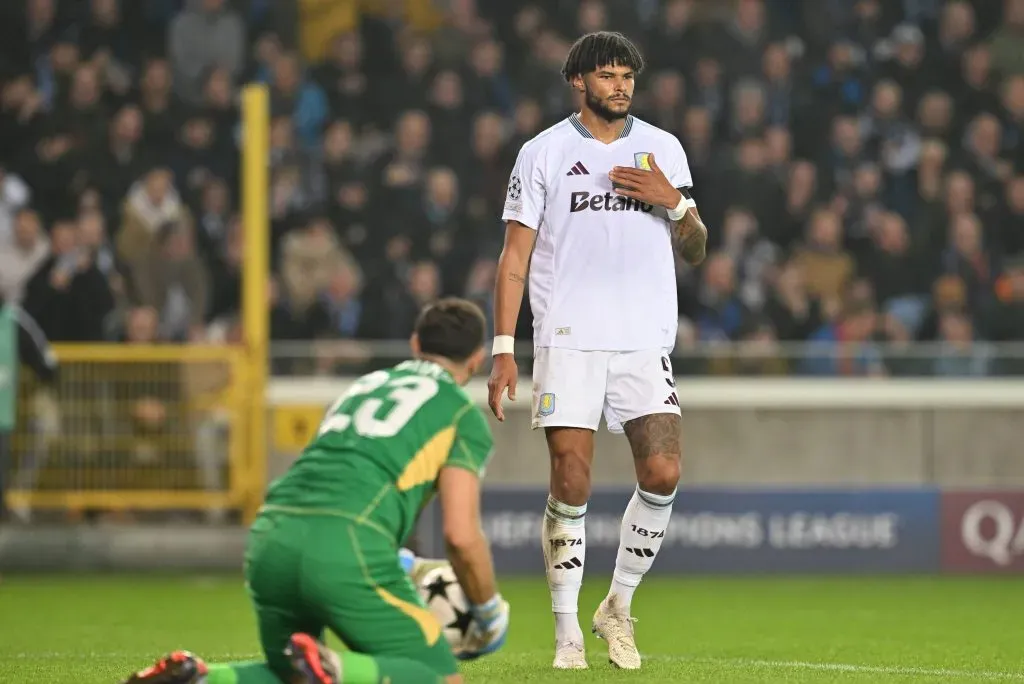 Tyrone Mings comete pênalti bizarro em Club Brugge x Aston Villa pela Champions League. Foto: IMAGO / Isosport