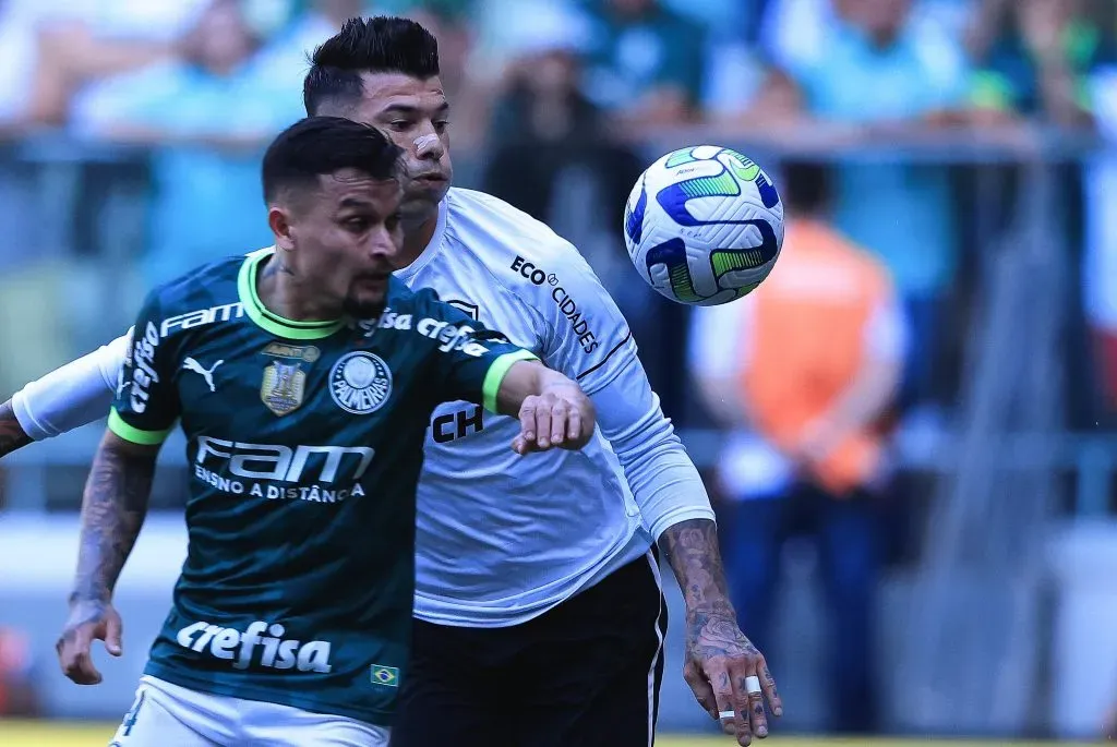 Artur jogador do Palmeiras disputa lance com Victor Cuesta jogador do Botafogo durante partida (Foto: Ettore Chiereguini/AGIF)