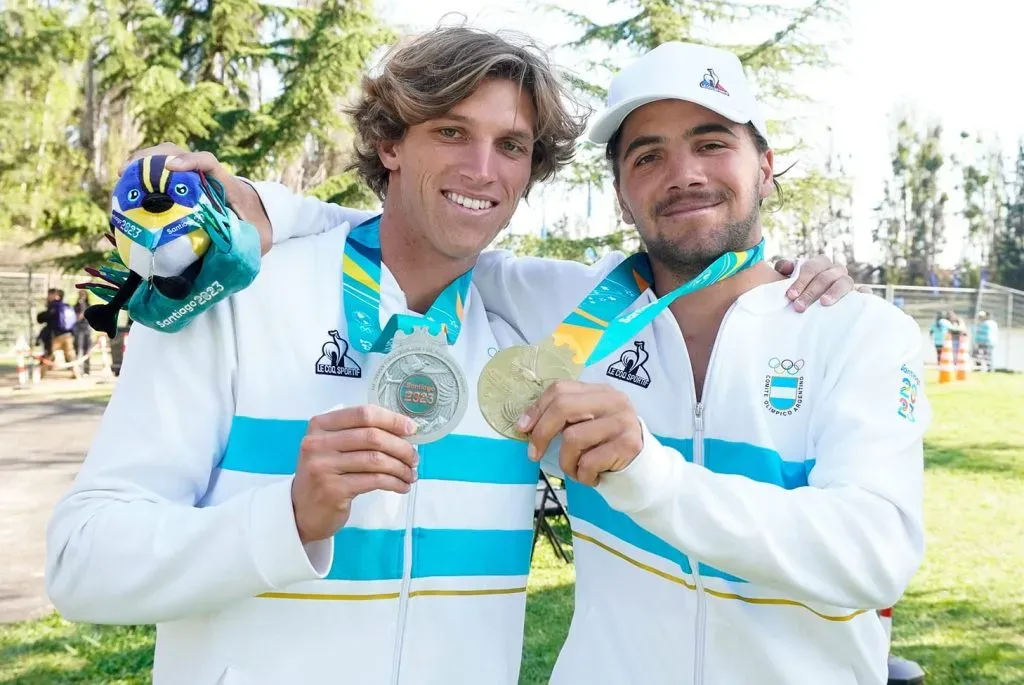 Kai Ditsch (Wakeboard) y Tobías Giorgis (Overall) con sus medallas de los Juegos Panamericanos 2023 (Twitter @prensaCOA)