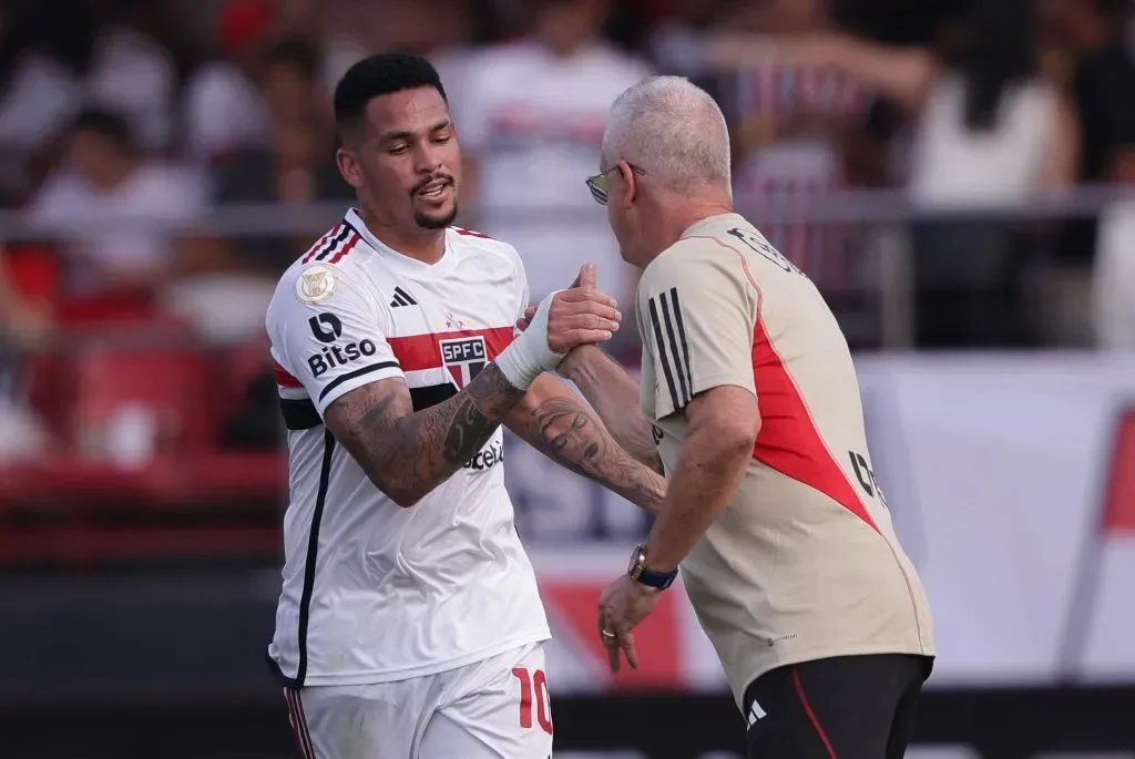 SP – SAO PAULO – 07/05/2023 – BRASILEIRO A 2023, SAO PAULO X INTERNACIONAL – Luciano jogador do Sao Paulo comemora seu gol com Dorival Jr tecnico da sua equipe durante partida contra o Internacional no estadio Morumbi pelo campeonato BRASILEIRO A 2023. Foto: Ettore Chiereguini/AGIF