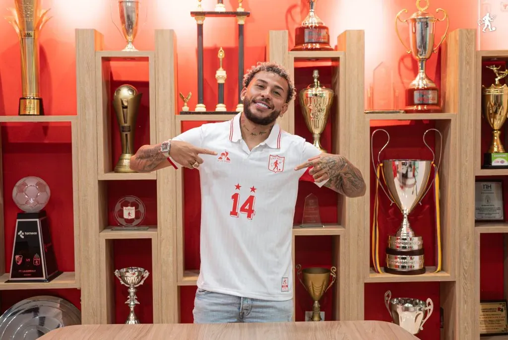 Duván Vergara muestra la camiseta de América. Oficial América de Cali.