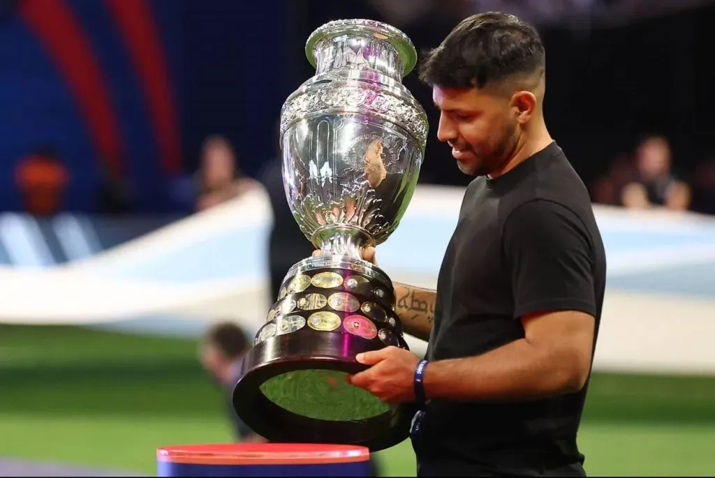 El exfutbolista argentino Sergio Agüero porta el trofeo antes del comienzo del partido de la Copa América USA 2024, grupo A, fase de grupos entre Argentina y Canadá, en el estadio Mercedes Benz de Atlanta, el 20 de junio de 2024. Alejandro Pagni / Alamy Stock Photo