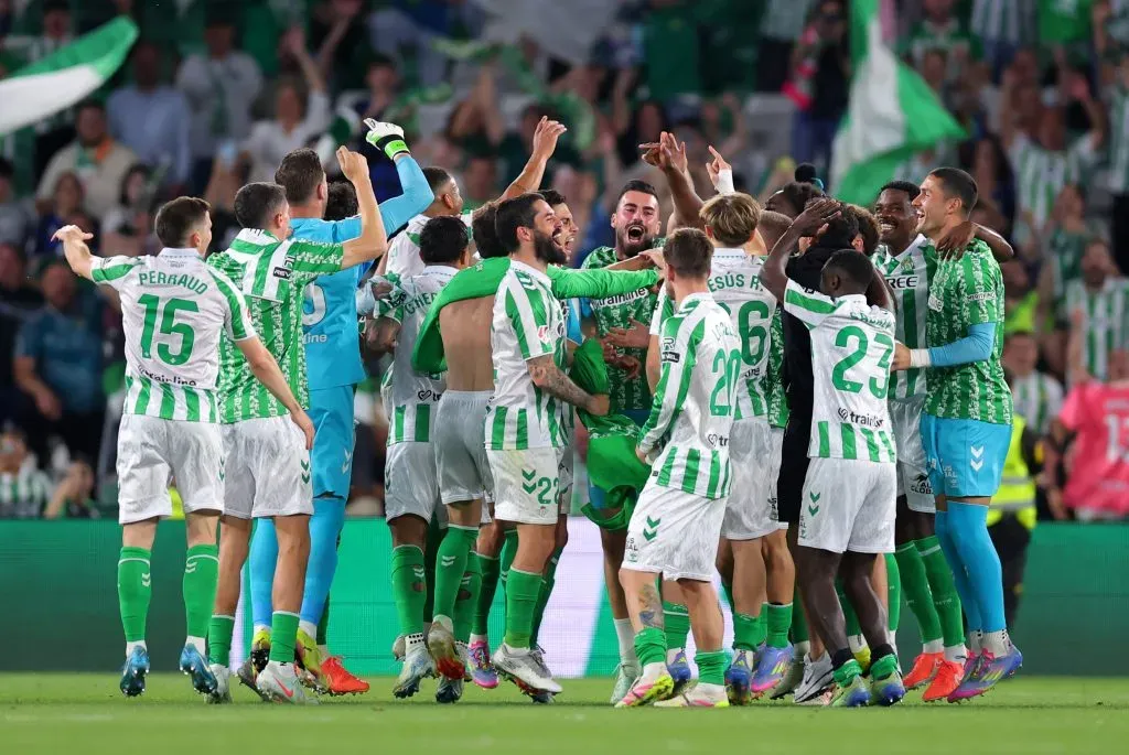 Real Betis y Pellegrini se meten en zona de Champions League, pero ya se enfoca en la semifinal de ida de Conference League contra Fiorentina.