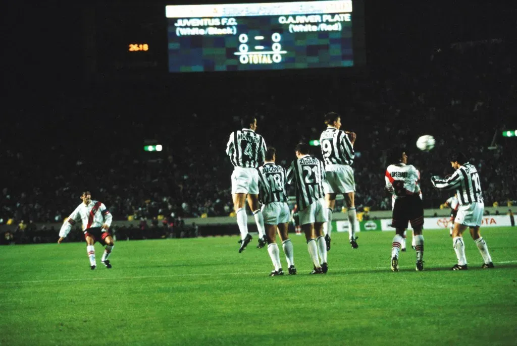 Tiro libre lanzado por Enzo Francescoli ante Juventus en la Final de la Copa Intercontinental 1996.