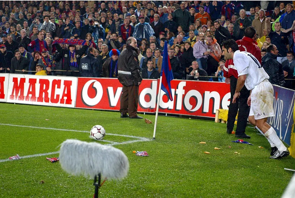 Jogadores do Barcelona jogaram a cabeça de um porco em direção a Figo. Firo Foto/Getty Images.
