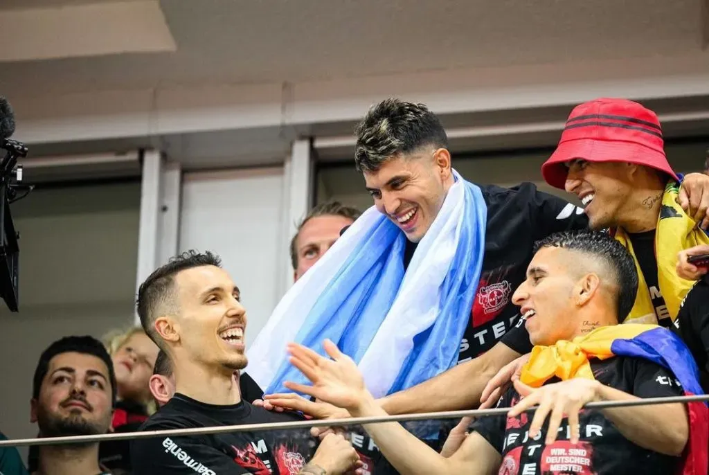 Exequiel Palacios, histórico campeón en Alemania, celebró el título que ganó con el Bayer Leverkusen con una bandera de la Argentina.