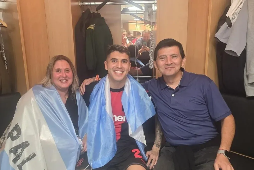 Exequiel Palacios, histórico campeón en Alemania, junto a sus padres, Luis y Mariela.