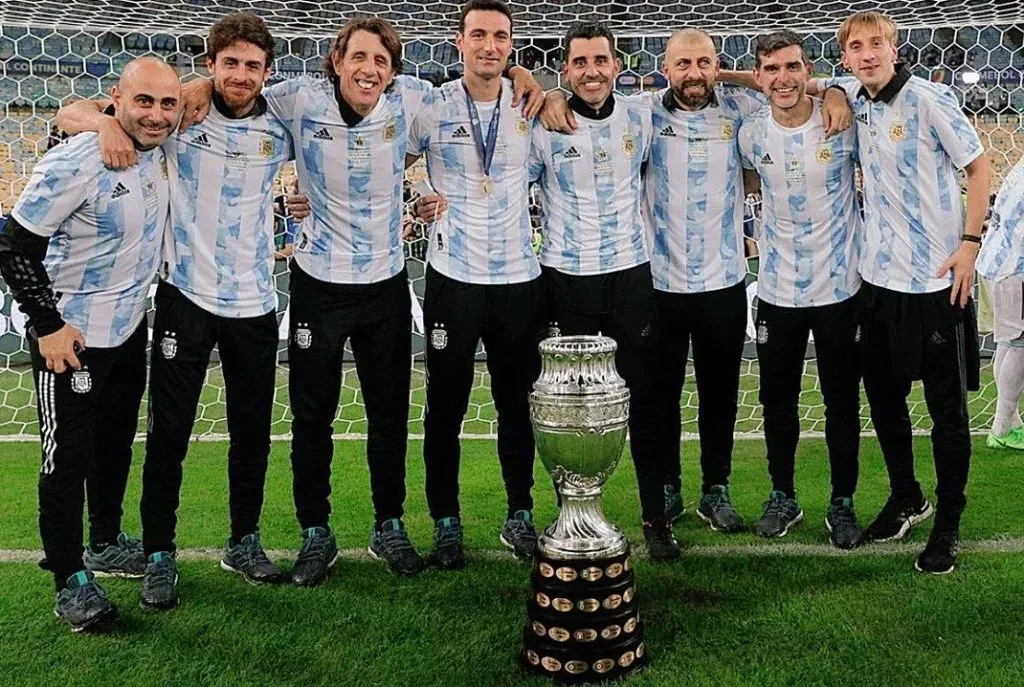 El cuerpo técnico de la Selección tras ganar la Copa América. Foto Web.