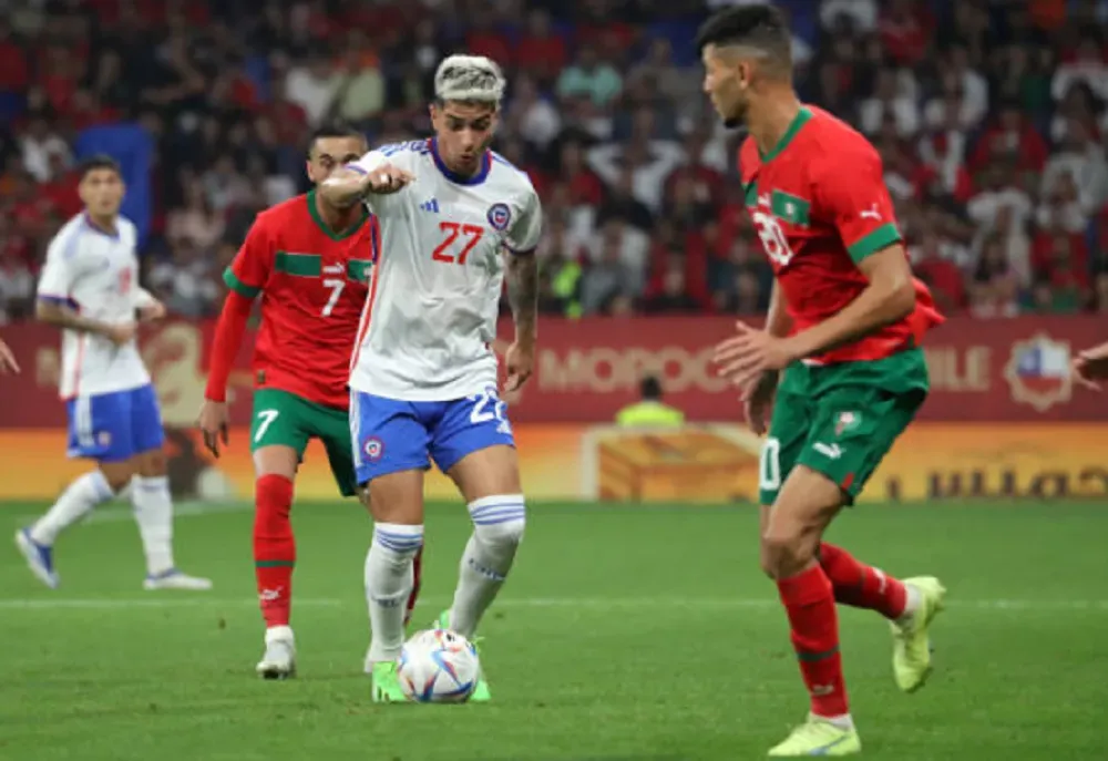 Williams Alarcón en acción durante el amistoso que Chile perdió ante Marruecos antes del Mundial de Qatar 2022. (Getty Images).