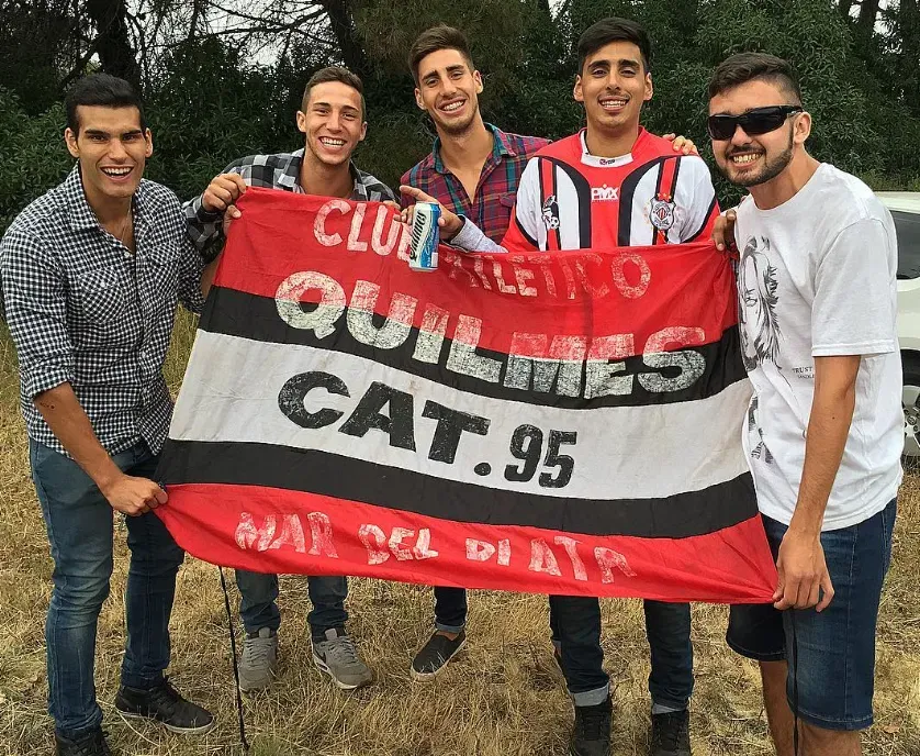 Nico Francese con sus amigos y la bandera de Quilmes de Mar del Plata. (Foto: @nico.francese).