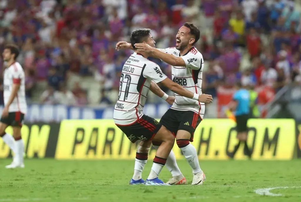 Luiz Araújo comemora seu gol no Flamengo junto com Éverton Ribeiro. Foto: Gilvan de Souza /Flamengo