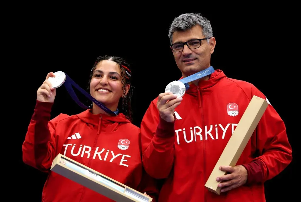 Los medallistas de plata Sevval Ilayda Tarhan y Yusuf Dikec del equipo Turkiye posan en el podio durante la ceremonia de entrega de medallas del equipo mixto de pistola de aire a 10 metros en el cuarto día de los Juegos Olímpicos de París 2024 en el Centro de Tiro de Chateauroux el 30 de julio de 2024 en Chateauroux, Francia. Imagen: Getty Images.