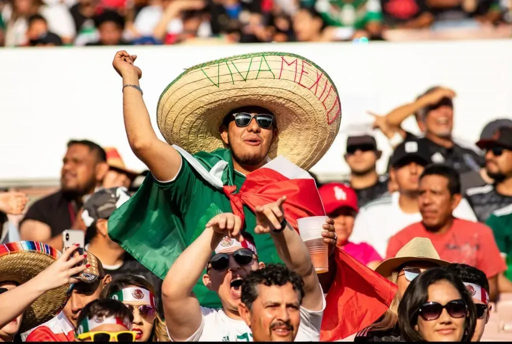 Pasadena, Estados Unidos. 15 de junio de 2019. Los aficionados de México acudieron en masa para ver a su equipo dominar a Cuba en su partido inaugural de la Copa Oro. Crédito: Ben Nichols/Alamy Live News